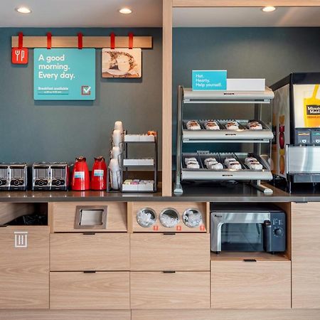Avid Hotels Milwaukee West - Waukesha By Ihg Pewaukee Exteriör bild