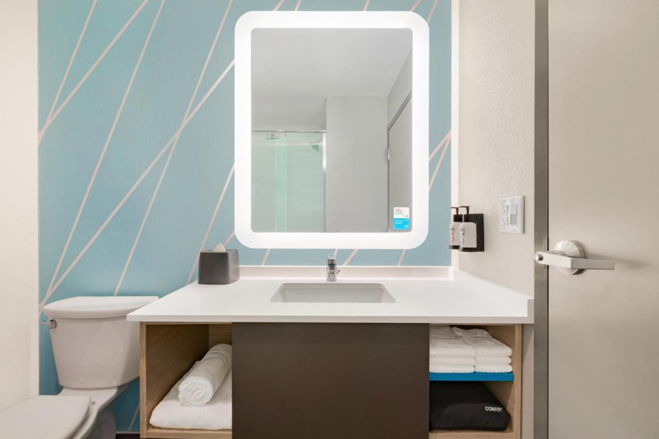Avid Hotels Milwaukee West - Waukesha By Ihg Pewaukee Exteriör bild