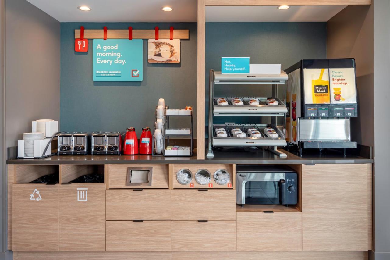 Avid Hotels Milwaukee West - Waukesha By Ihg Pewaukee Exteriör bild