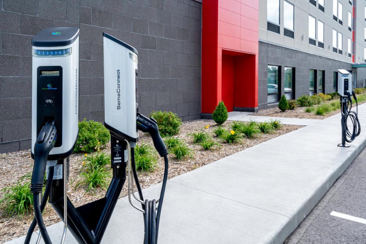 Avid Hotels Milwaukee West - Waukesha By Ihg Pewaukee Exteriör bild