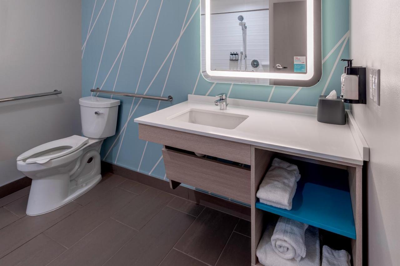Avid Hotels Milwaukee West - Waukesha By Ihg Pewaukee Exteriör bild