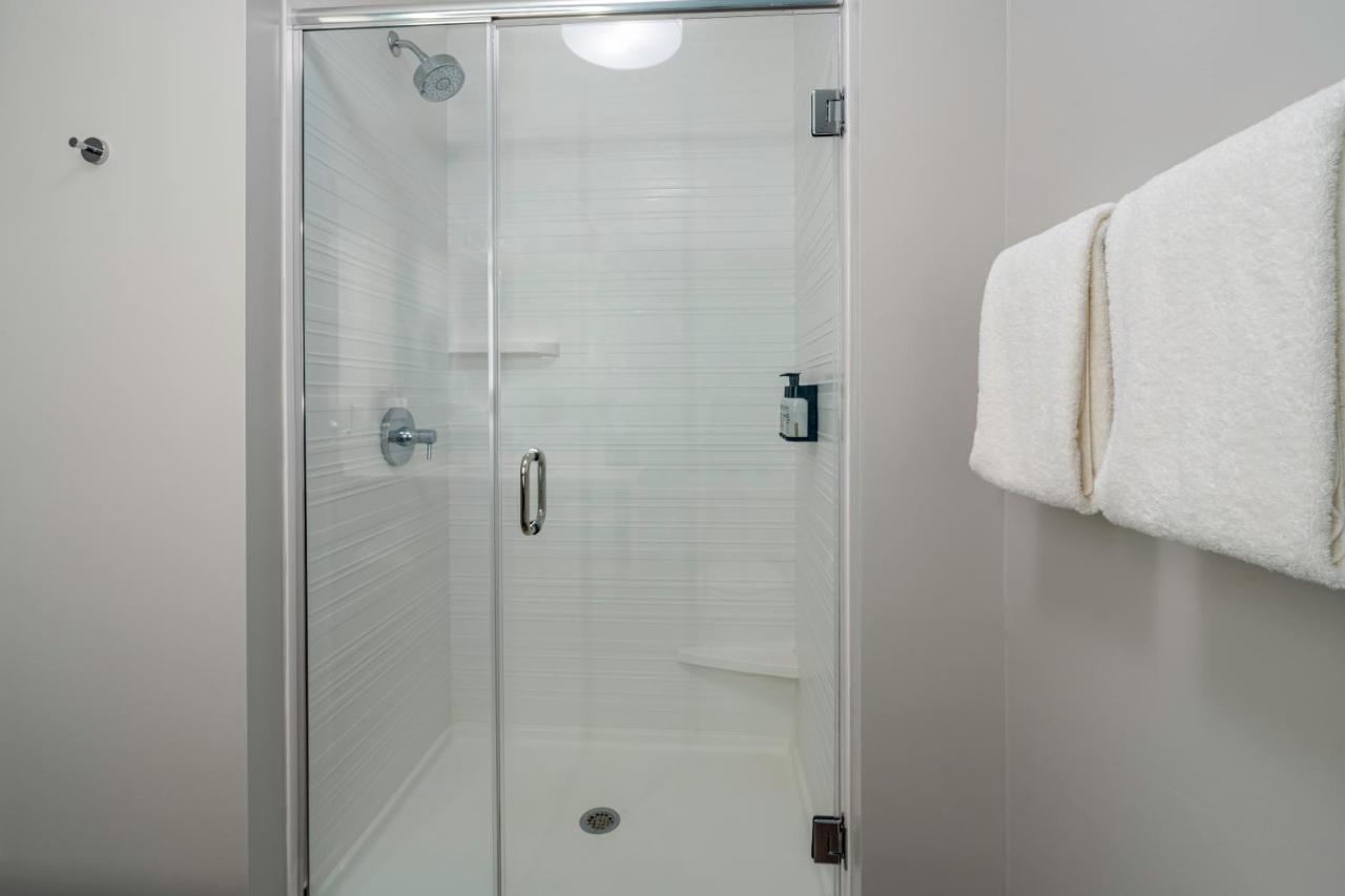 Avid Hotels Milwaukee West - Waukesha By Ihg Pewaukee Exteriör bild