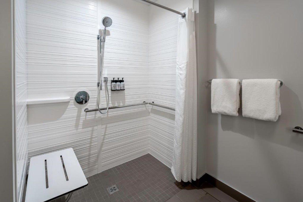 Avid Hotels Milwaukee West - Waukesha By Ihg Pewaukee Exteriör bild
